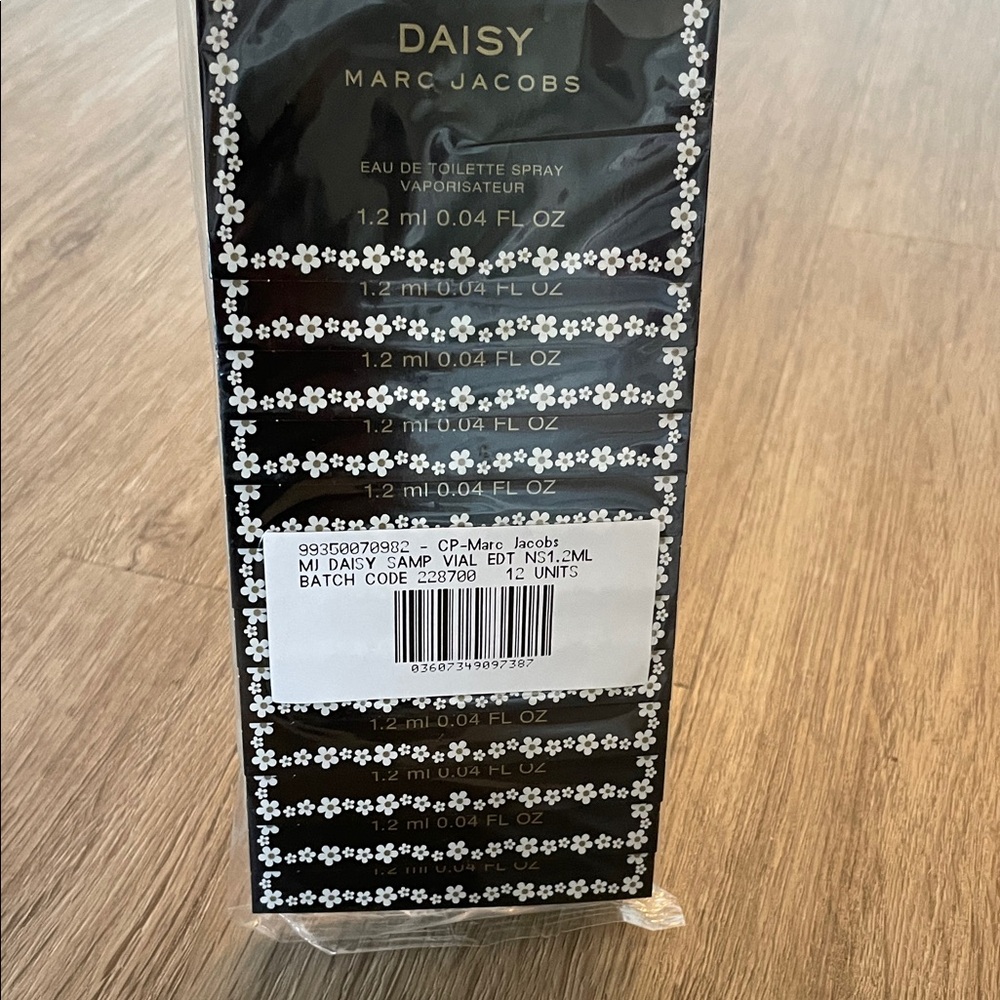 NEW Sealed Sleeve of 12 Carded Sample Vials Marc Jacobs‎ Daisy 1.2 ml